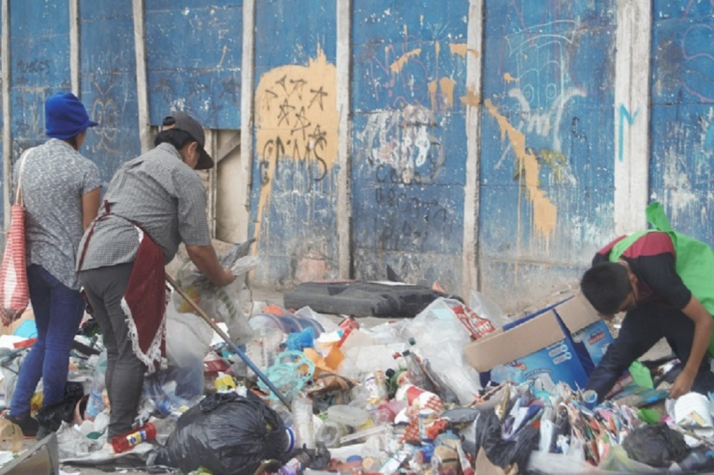 Recicladores de la zona 3 trabajan en medio del COVID